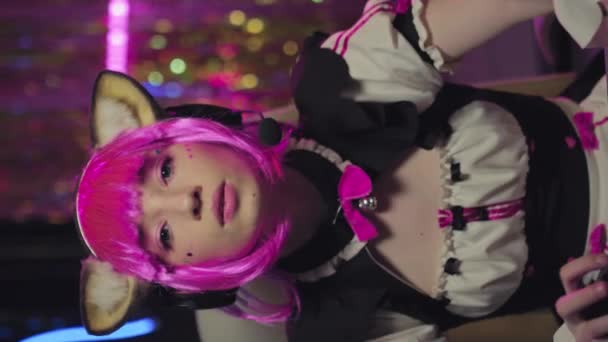 Vertical Cgi Tiro Jovem Caucasiano Menina Cosplaying Bonito Anime Personagem — Vídeo de Stock