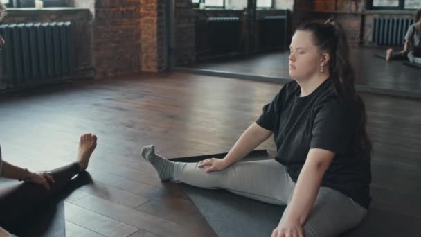 Sendromlu Bir Kızın Önünde Oturan Modern Yoga Eğitmeni Esneme Egzersizleri — Stok video
