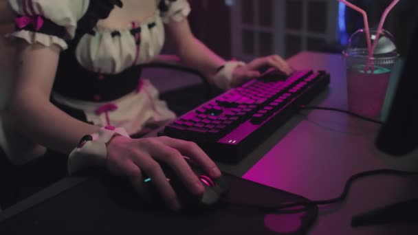 Портрет Веселой Молодой Женщины Костюме Косплея Сидящей Столом Играющей Компьютерные — стоковое видео