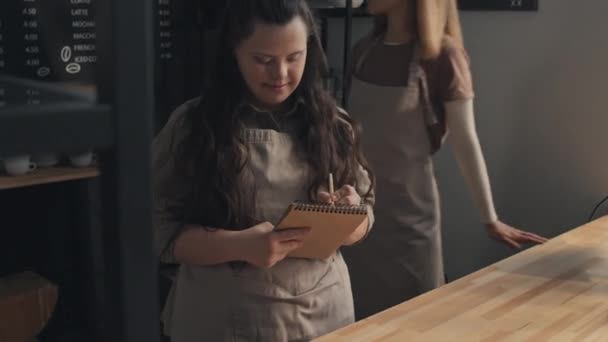 Портрет Современной Молодой Женщины Инвалида Работающей Кофейне Стоящей Прилавка Делающей — стоковое видео