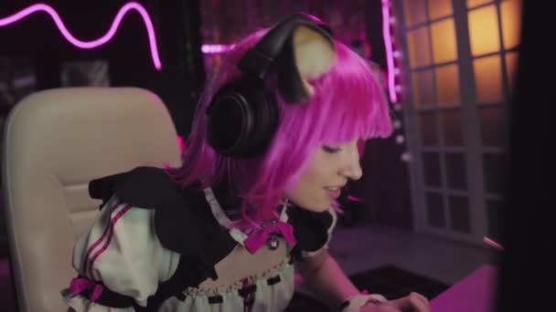 데스크탑 컴퓨터에서 비디오 게임을 헤드셋 코스프레 소녀의 초상화 — 비디오