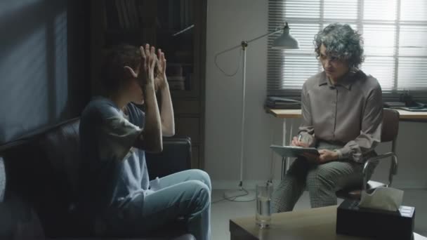 Duygusal Genç Kadın Koltukta Oturup Psikoterapi Seansında Sorunlarını Anlatıyor — Stok video