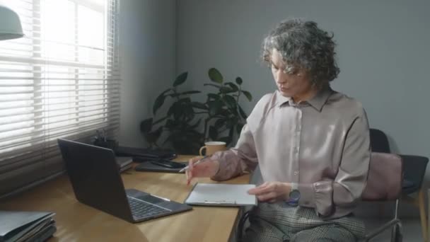 Ritratto Medio Psicoterapeuta Donna Seduta Alla Scrivania Nel Suo Ufficio — Video Stock