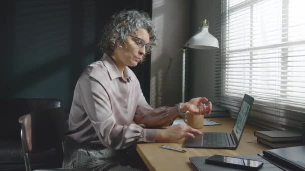 Retrato Mediano Psicoterapeuta Sentada Escritorio Frente Computadora Portátil Hablando Con — Vídeos de Stock