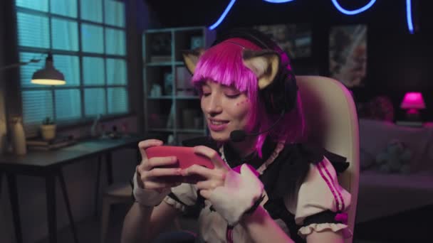 Akıllı Telefondan Oyun Kulaklığı Takan Modern Bayan Cosplayer Orta Ölçekli — Stok video