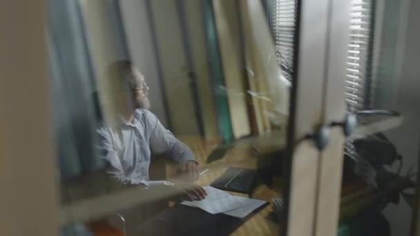 Selektive Fokusaufnahme Eines Reifen Kaukasischen Psychotherapeuten Der Schreibtisch Sitzt Und — Stockvideo