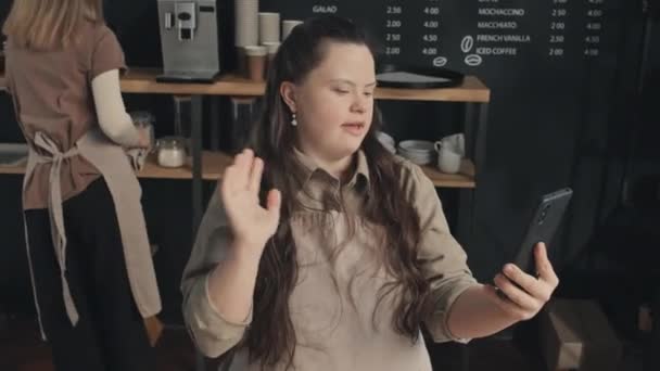 Jovem Barista Moderna Com Síndrome Trabalhando Pequeno Café Gravação Vídeo — Vídeo de Stock