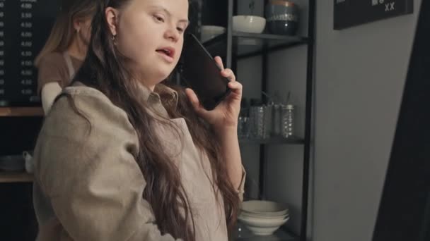 Наклон Современной Молодой Женщины Синдромом Дауна Работающей Кафе Получающей Телефонный — стоковое видео