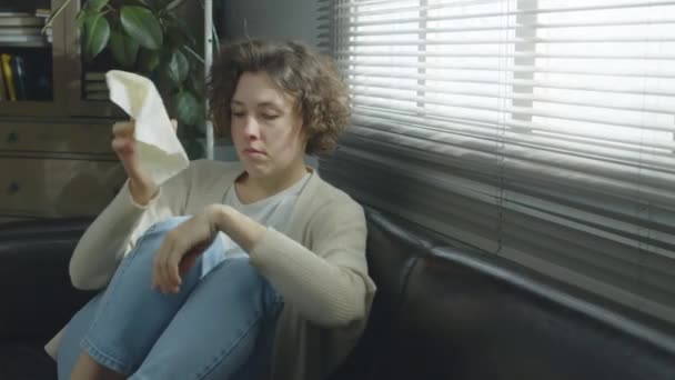 Junge Kaukasische Frau Mit Lockigem Haar Die Unter Depressionen Oder — Stockvideo