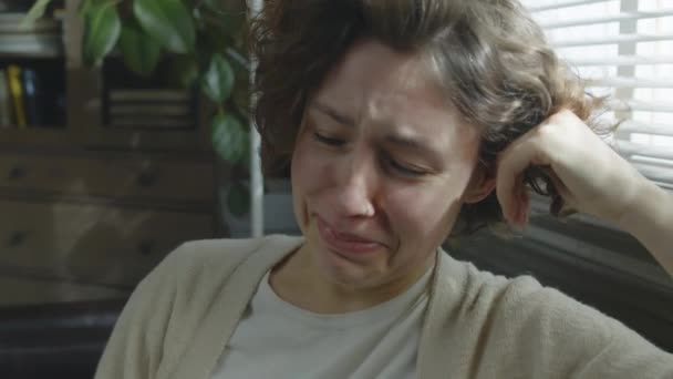 Retrato Close Jovem Mulher Que Sofre Depressão Transtorno Bipolar Chorando — Vídeo de Stock