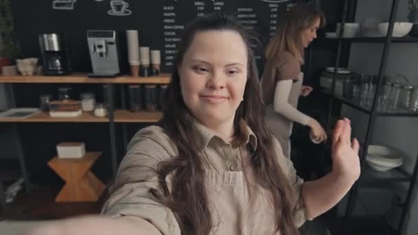 Sendromlu Neşeli Genç Bir Kadının Yüksek Açılı Görüntüsü Küçük Kafede — Stok video