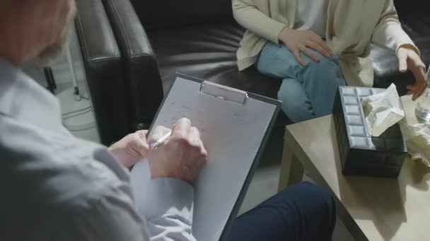 인식할 수없는 환자와 대화를하는 노트를 성숙한 심리학자의 선택적인 — 비디오