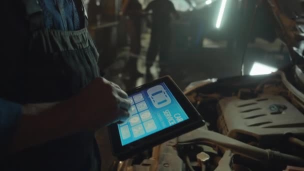 Kafkas Otomotiv Teknisyeninin Dijital Tablette Araba Tanılama Uygulaması Kullanarak Garajda — Stok video