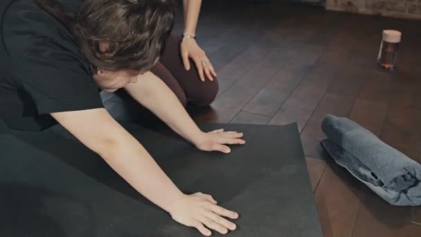 Profesyonel Yoga Eğitmeninin Sendromlu Genç Bayana Nasıl Asana Yapılacağını Açıklarken — Stok video