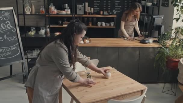 Junge Kellnerin Mit Behinderung Bereitet Tisch Vor Während Ihr Kollege — Stockvideo
