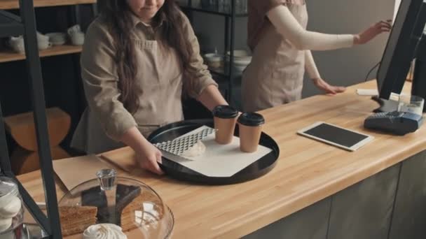 Młoda Kelnerka Zespołem Downa Pracująca Małej Kawiarni Przynosząca Tacę Zamówieniem — Wideo stockowe