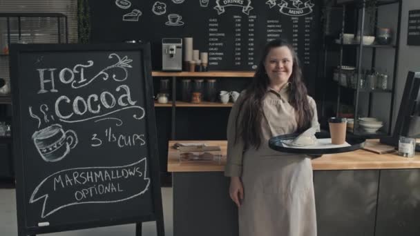 Średni Długi Portret Nowoczesnej Młodej Białej Kelnerki Wózkiem Inwalidzkim Trzymającej — Wideo stockowe
