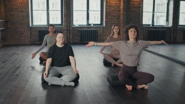 Geniş Çatı Katında Yastıkların Üzerinde Oturan Bir Grup Kadın Yoga — Stok video