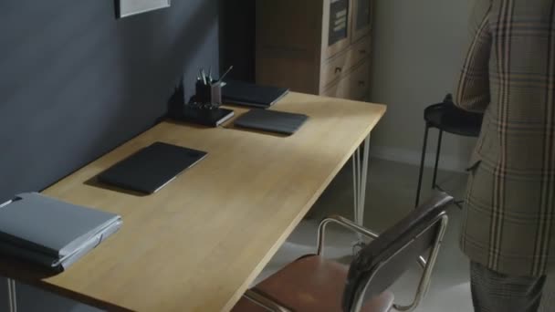 Ofisine Psikolog Olarak Çalışan Olgun Beyaz Bir Kadın Çantasından Dosya — Stok video