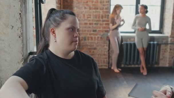 Sendromlu Genç Bir Kadının Seçici Odak Portresi Yoga Çalışmasından Sonra — Stok video