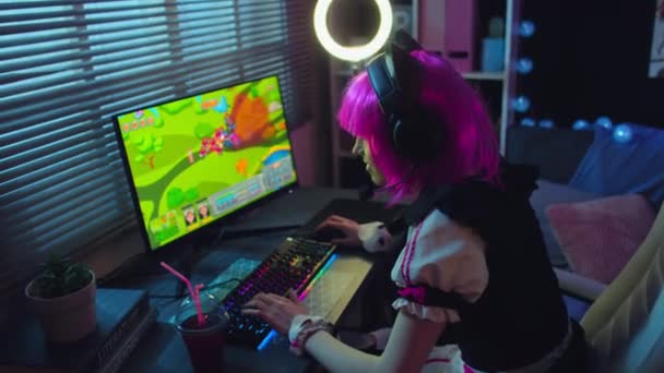 고양이 헤드셋 컴퓨터에 온라인 게임을 코스프레 드레스를 — 비디오