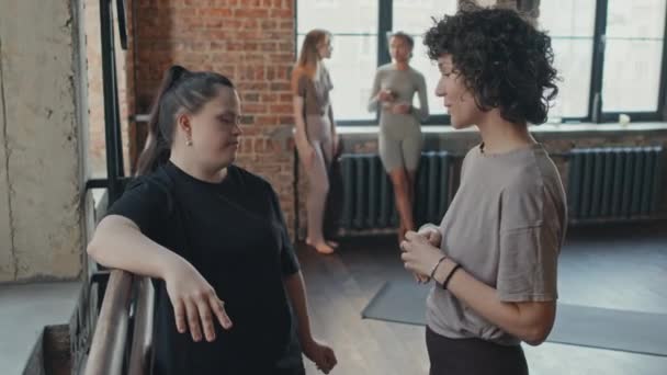 Καυκάσια Γυναίκα Σγουρά Μαλλιά Συζητά Τον Φίλο Της Σύνδρομο Μετά — Αρχείο Βίντεο