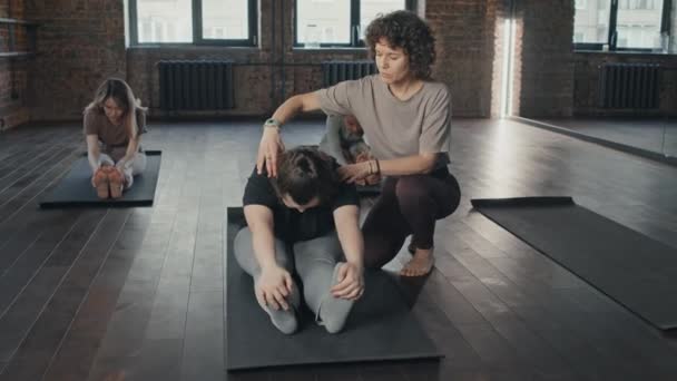 Profesyonel Yoga Eğitmeni Sendromlu Genç Bir Kadının Nasıl Öne Eğileceğini — Stok video