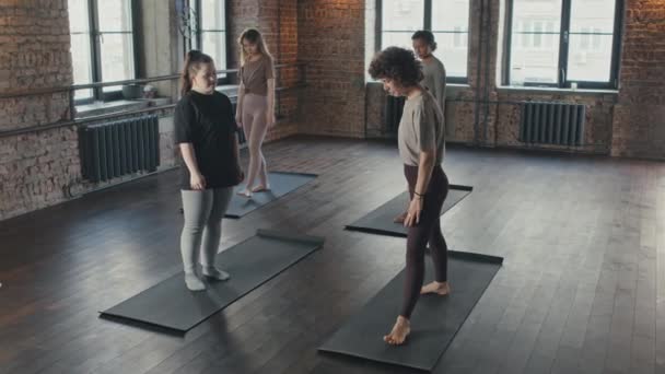 Allenatore Yoga Professionale Che Lavora Con Diversi Gruppi Donne Piedi — Video Stock
