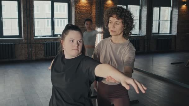 Allegro Allenatore Yoga Aiutare Giovane Donna Con Disabilità Fare Posa — Video Stock