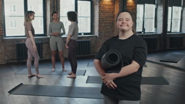 Sendromlu Genç Kadının Seçici Odak Portresi Modern Yoga Salonunda Duruyor — Stok video