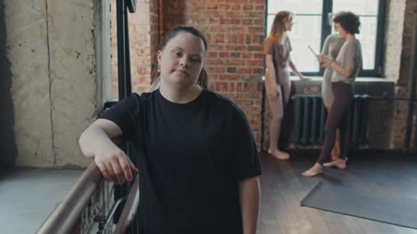 Selektiv Fokus Porträtt Ung Kvinna Med Syndrom Stående Avslappnad Loft — Stockvideo
