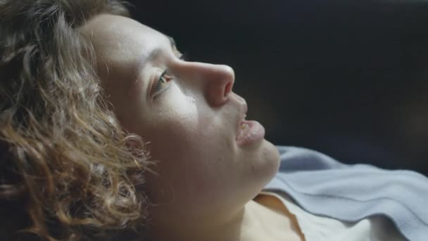 Zbliżenie Portret Apatycznej Młodej Białej Kobiety Kręconymi Włosami Leżącej Kanapie — Wideo stockowe