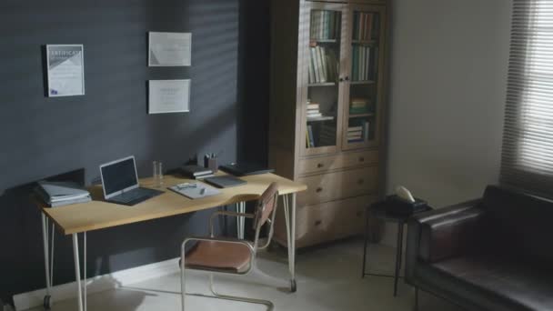 Keine Aufnahmen Von Modernen Minimalistischen Psychotherapeuten Büroräumen Mit Laptop Auf — Stockvideo