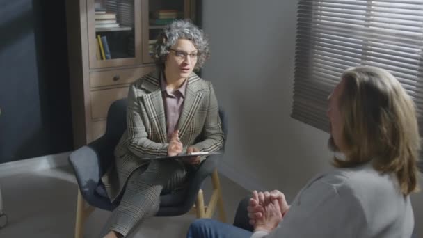 Yetişkin Beyaz Bir Kadının Erkek Hastayla Konuşurken Çekilen Seçmeli Odak — Stok video