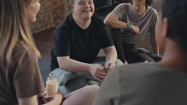 Engelli Genç Bir Kadının Omuz Üstünden Vuruşu Arkadaşları Spor Yaptıktan — Stok video