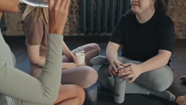 Ung Kvinna Med Syndrom Och Hennes Vänner Sitter Golvet Loft — Stockvideo