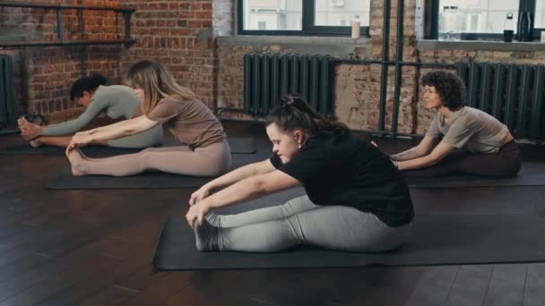 Grupo Diverso Mulheres Sentadas Tapetes Salão Fitness Loft Fazendo Exercícios — Vídeo de Stock