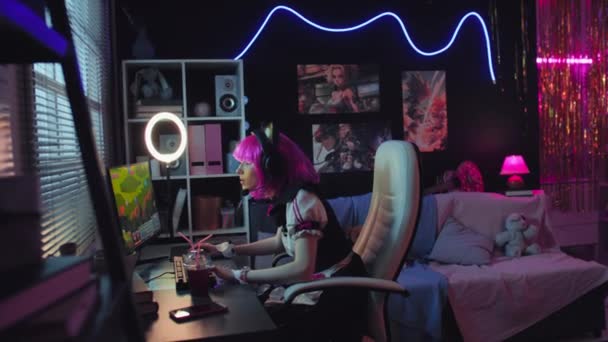 가발과 그녀의 방에서 책상에 의상을 소녀의 비디오 — 비디오