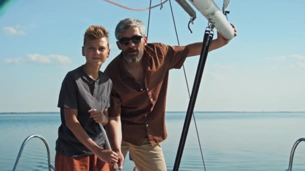 Moderne Mature Père Caucasien Son Fils Adolescent Profiter Leur Aventure — Video