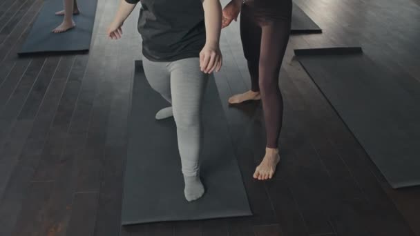 Inclinar Hacia Arriba Cámara Lenta Entrenador Yoga Profesional Corregir Guerrero — Vídeo de stock