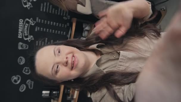 Sendromlu Modern Bayan Baristanın Dikey Portresi Müşterileri Kafeye Davet Eden — Stok video