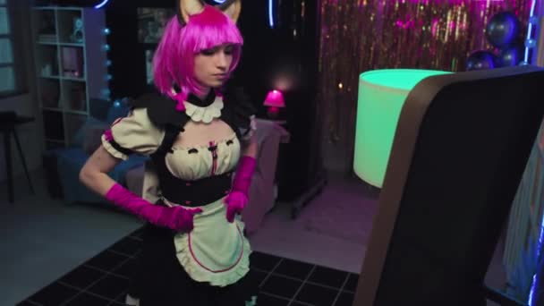 Gen 소녀는 라이브 스트림 코스프레 이벤트에 준비를 그녀의 방에서 서있는 — 비디오