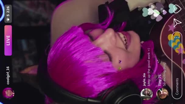 가발을 착용하는 코카서스 소녀의 Cgi 우쿨렐레를 액세서리를 보여주고 라이브 스트리밍 — 비디오