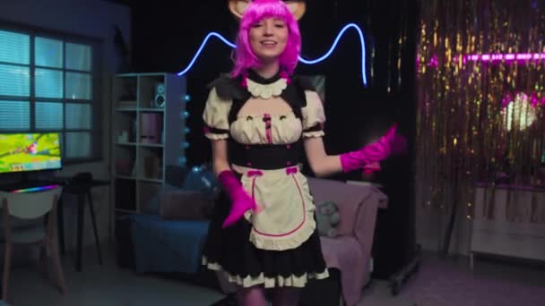 Cosplayer Wanita Muda Modern Mengenakan Gaun Pembantu Yang Lucu Wig — Stok Video