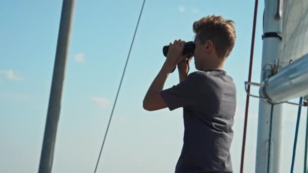 Средний Снимок Неузнаваемого Мальчика Подростка Проводящего Время Яхте Смотрящего Вдаль — стоковое видео