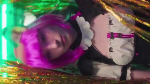 Κάθετη Λήψη Του Καυκάσου Κορίτσι Cosplaying Anime Χαρακτήρα Στέκεται Δωμάτιο — Αρχείο Βίντεο