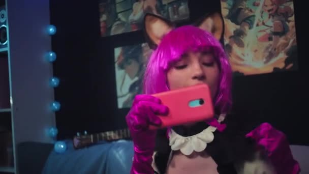 Foto Portátil Uma Jovem Cosplayer Usando Peruca Rosa Fita Cabeça — Vídeo de Stock