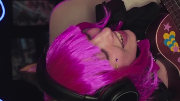 Gambar Vertikal Dari Gen Gadis Mengenakan Wig Merah Muda Dan — Stok Video