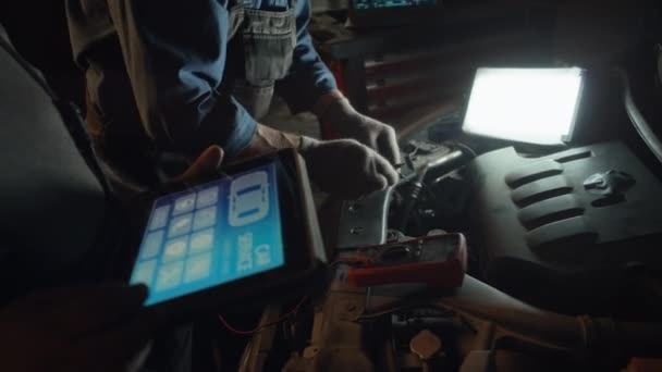 Deux Techniciens Automobiles Méconnaissables Testant Moteur Voiture Utilisant Tablette Numérique — Video