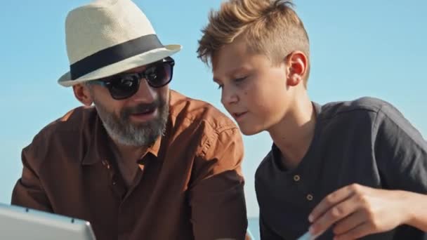 Portræt Moden Kaukasiske Far Med Skæg Ansigt Hans Teenage Søn – Stock-video